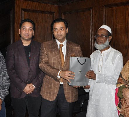 শোয়েব মিথুনের মা-বাবার হাতে আর্থিক সহায়তা তুলে দেন বসুন্ধরা গ্রুপের ব্যবস্থাপনা পরিচালক (এমডি) সায়েম সোবহান আনভীর