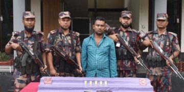 যশোরে স্বর্ণের বারসহ পাচারকারী আটক