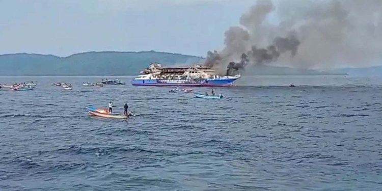 সমুদ্রে ফেরিতে আগুনে পাঁচজনের মৃত্যু