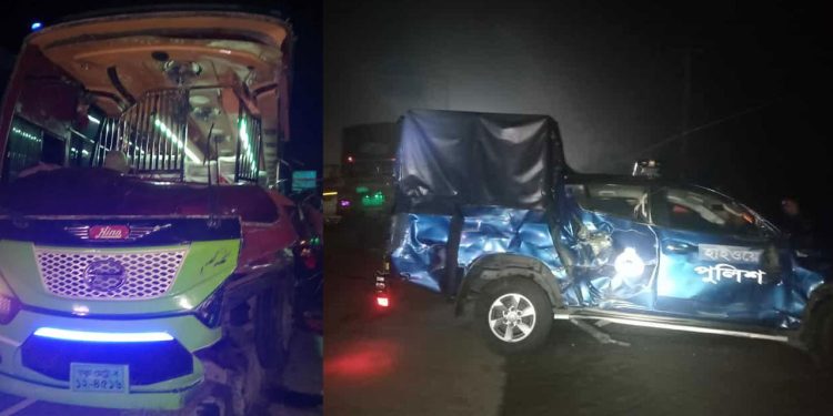চেকপোস্টে দাঁড়িয়ে থাকা ট্রাকে বাসের ধাক্কা, নিহত ২