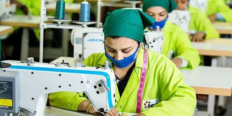 এক দশকে ৭৩৪ কোটি ডলারের পোশাক রপ্তানি যুক্তরাষ্ট্রে