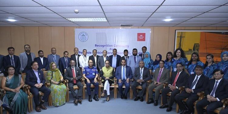 বাংলাদেশ ব্যাংকের সম্মাননা পেলেন শ্রীলঙ্কার ব্যাংক কর্মকর্তারা