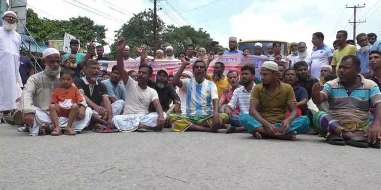 ফতুল্লায় জলাবদ্ধতা নিরসন দাবিতে সড়ক অবরোধ