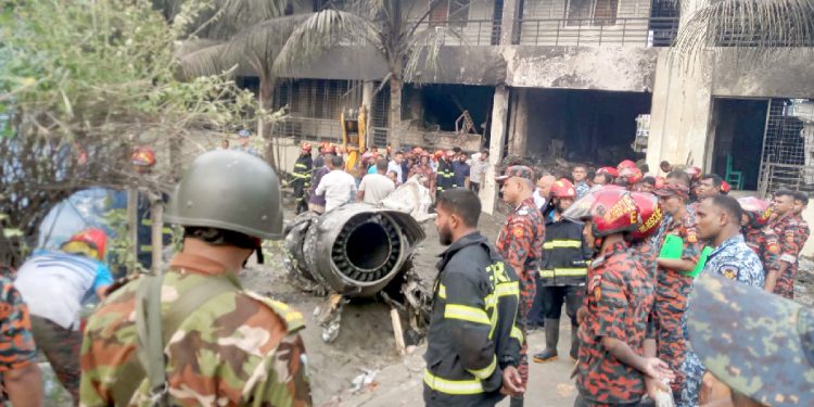 উত্তরায় প্রশিক্ষণ বিমান বিধ্বস্ত পাইলটসহ নিহত ১৯