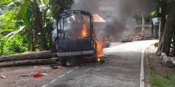 গোপালগঞ্জে পুলিশের গাড়িতে আগুন