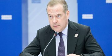 ইইউর নিষেধাজ্ঞায় বিচলিত নই, ইউক্রেনে অভিযান চলবে: মেদভেদেভ