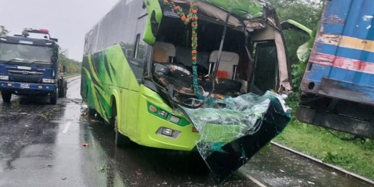 ফেনীতে পিকআপ ভ্যানে বাসের ধাক্কা, প্রাণ গেল ২ ভাইয়ের