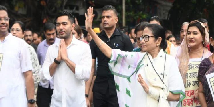 বাঙালিরে হেনস্তা, প্রতিবাদে বৃষ্টির মধ্যেই মমতার মিছিল