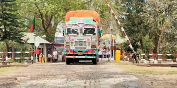 ছুটি শেষে হিলি স্থলবন্দর দিয়ে আমদানি-রফতানি শুরু