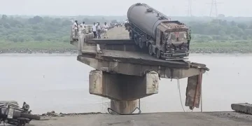 ভারতে সেতু ভেঙে নিহত ৯