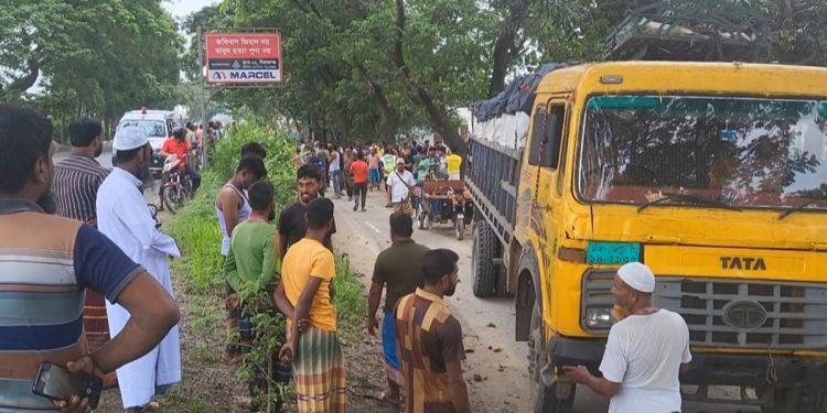 সিরাজগঞ্জে ট্রাকচাপায় প্রাণ গেলো বাবা-ছেলের
