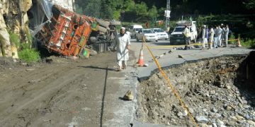 পাকিস্তানে বন্যা-ভূমিধসে  নিহত বেড়ে ৩১৭