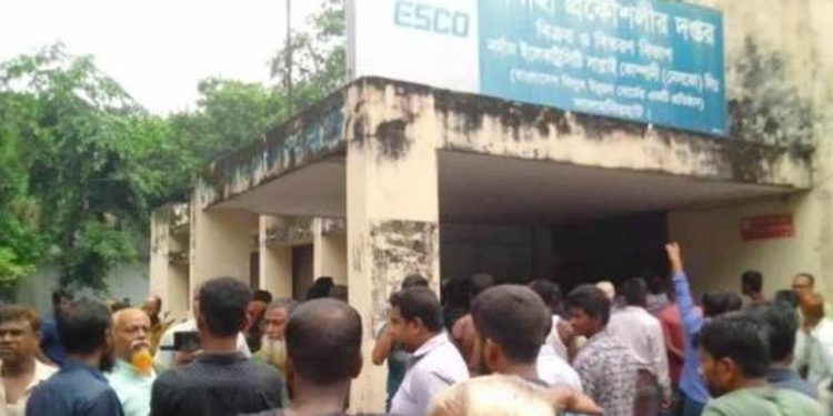 লালমনিরহাটে নেসকোর  অফিস ঘেরাও