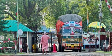 শুল্ক জটিলতায় বিপাকে হিলির চাল আমদানিকারকরা
