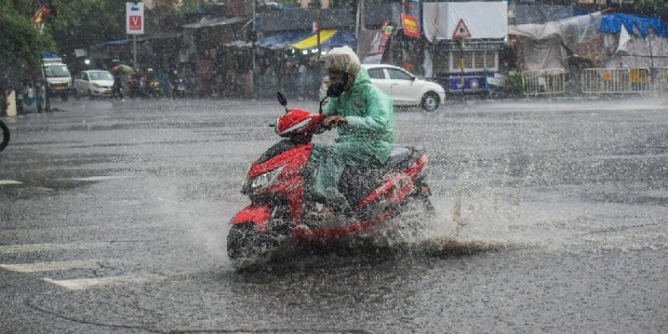 দেশের তিন বিভাগে ভারী বর্ষণের আভাস