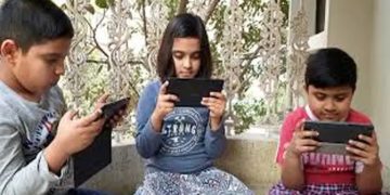 স্ক্রিনে বন্দি শৈশব বিজ্ঞাপনের নিশানায় শিশুরা