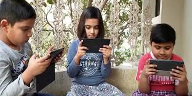 স্ক্রিনে বন্দি শৈশব বিজ্ঞাপনের নিশানায় শিশুরা