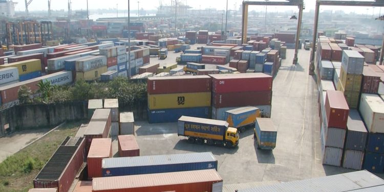 কৃত্রিম সংকট সৃষ্টির অভিযোগ ব্যবসায়ীদের চট্টগ্রাম বন্দরে কনটেইনার জট