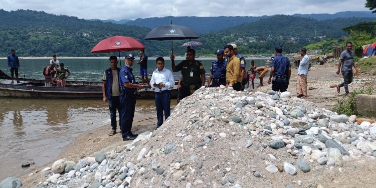 এবার জাফলংয়েও পাথর লুট, শঙ্কিত পর্যটকরা