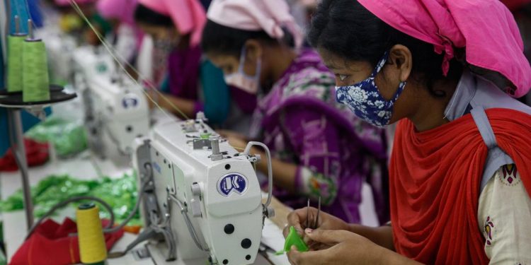 পোশাক কারখানা আয়ের ভরসা নারী শ্রমিক সুরক্ষায় নেই উদ্যোগ