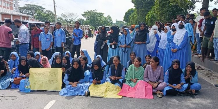 ঢাকা-চট্টগ্রাম মহাসড়ক অবরোধ, বাসের ধাক্কায় স্কুলছাত্রী নিহত