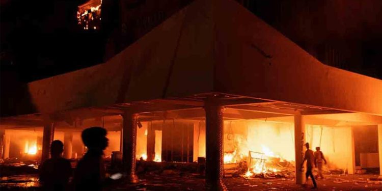 বিক্ষোভের দাবানলে জ্বলছে ইন্দোনেশিয়া সংসদ সদস্যদের ভাতায় কাটছাঁট