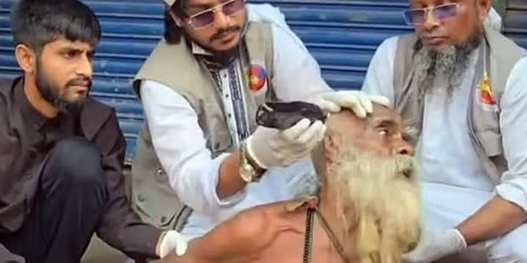 বৃদ্ধের চুল-দাড়ি কেটে দেওয়ার ঘটনায় ছেলের মামলা