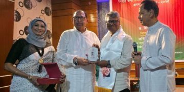 নজরুল গবেষক মজিদ মাহমুদ ও শিল্পী প্রিয়াংকা গোপ সংবর্ধিত