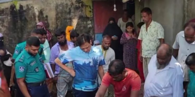 চট্টগ্রামে পুকুর থেকে কিশোরের দেহ উদ্ধার করেছে স্থানীয়রা