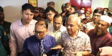 দগ্ধ ফায়ার সার্ভিসের কর্মীদের চিকিৎসায় কোনো ঘাটতি রাখা হবে না বলে আশ্বাস দিয়েছেন স্বরাষ্ট্র উপদেষ্টা