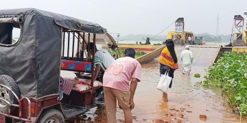 গজারিয়ায় দীর্ঘ বৃষ্টিতে ফেরিঘাট প্লাবিত হয়েছে