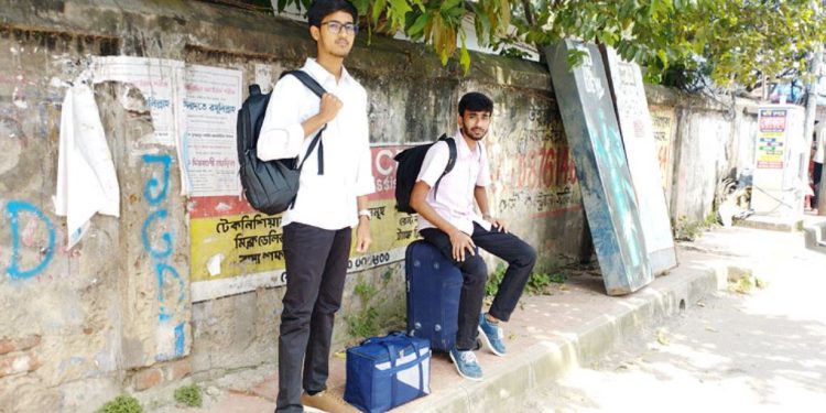 ক্যাম্পাস ছাড়ছেন রাবি শিক্ষার্থীরা, শাটডাউনে শিক্ষকরা