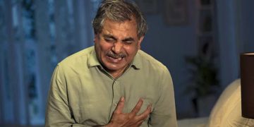 কী করবেন, মাঝরাতে হঠাৎ বুকে ব্যথা উঠলে?