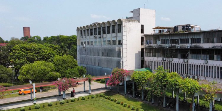 বিশ্ববিদ্যালয় ছাত্রী সহপাঠীদের ব্যক্তিগত ছবি পাঠাতেন সিনিয়র ভাইকে