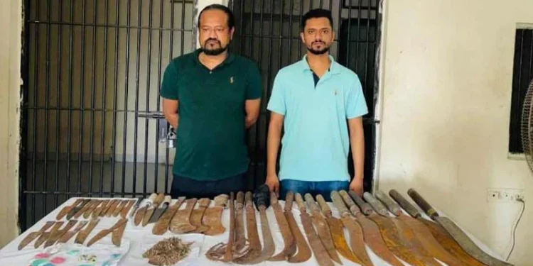 অস্ত্রসহ গ্রেপ্তার বাবা–ছেলে, গাজীপুরে যৌথ বাহিনীর অভিযান