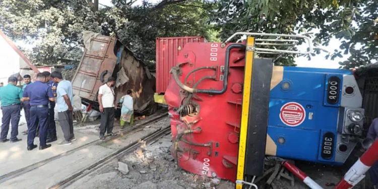 লরির সঙ্গে সংঘর্ষে ট্রেন লাইনচ্যুত, প্রাণহানি ১