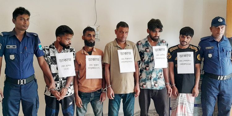 ১৩ ডাকাত গ্রেপ্তার, ঢাকা-বরিশাল মহাসড়কে