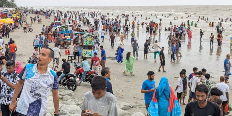 নিষেধের তোয়াক্কা না করে উত্তাল সমুদ্রে গোসলে মেতেছেন পর্যটকরা