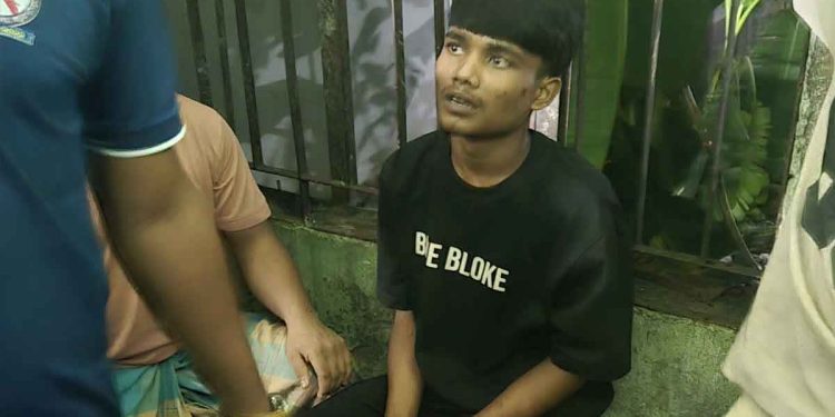 গভীর রাতে ঢাবিতে চোর সন্দেহে আটক ১