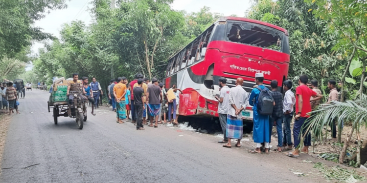উত্তাল বাগেরহাট, বাসচাপায় স্কুল শিক্ষক নিহতের প্রতিবাদ
