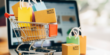 অনলাইন কেনাকাটায় ধীরগতি, ছুটির মৌসুমে বিক্রি বাড়বে ৫.৩ শতাংশ