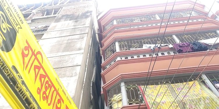 না.গঞ্জে ৩০ ঝুঁকিপূর্ণ ভবনে বড় দুর্ঘটনার আশঙ্কা