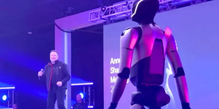 সর্বোচ্চ বেতন পেয়েই রোবটের সঙ্গে নাচলেন ইলন মাস্ক