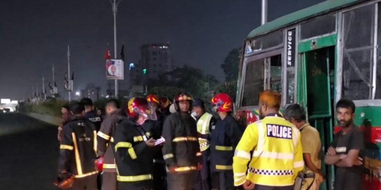 ঢাকা-নারায়ণগঞ্জ লিংক রোডে দাঁড়িয়ে থাকা বাসে আগুন