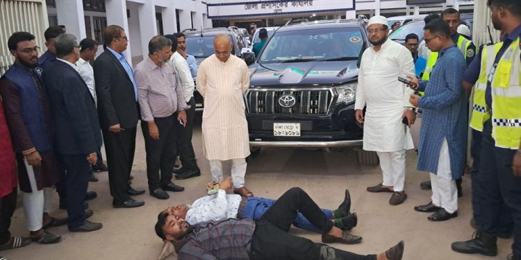 ভোলায় ৩ উপদেষ্টা অবরুদ্ধ