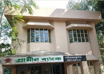 গ্রামীণ ব্যাংকে আগুন, পেট্রল ঢালার অভিযোগে হামলাকারীরা