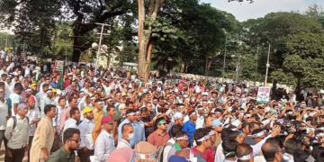 ২ উপদেষ্টার পদত্যাগ দাবি, শহীদ মিনারে প্রাথমিক শিক্ষকদের অবস্থান