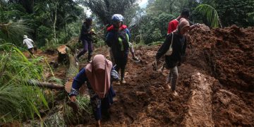 ১৮ জনের মৃত্যু ইন্দোনেশিয়ায় ভূমিধসে