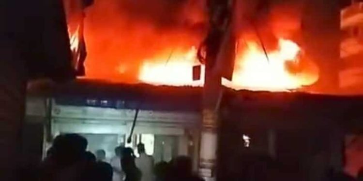 নারায়ণগঞ্জে প্লাস্টিক কারখানায় ভয়াবহ আগুন