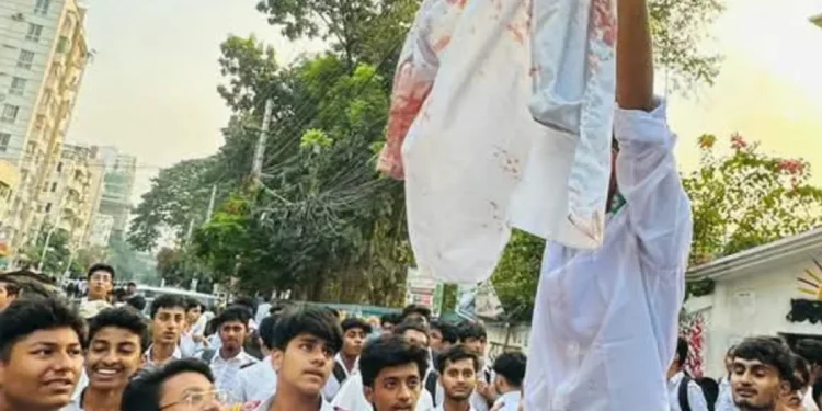 ডাস্টার ছুড়ে ছাত্রকে আহত করলেন শিক্ষক, বিক্ষোভে সহপাঠীরা